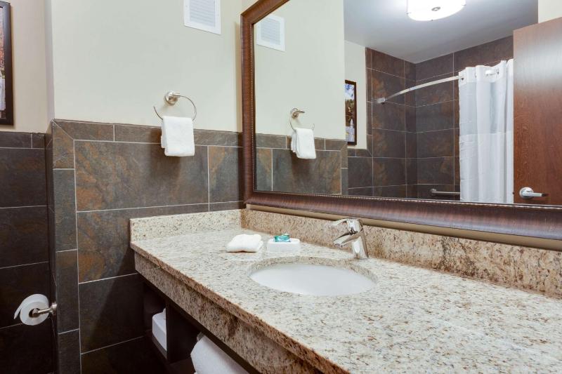 Deluxe Queen Room with Two Queen Beds - High Floor image 2