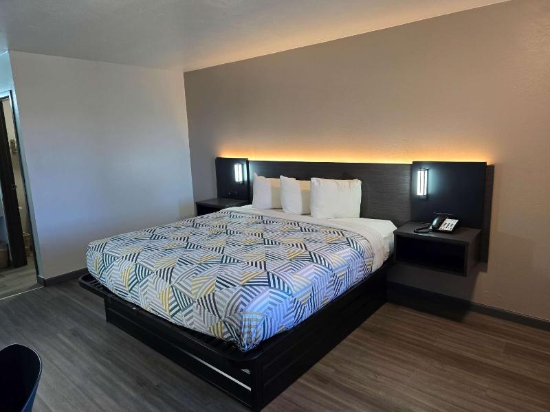 King Room - Non-Smoking image 3
