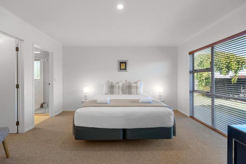 Retreat on Harvey Street - image 8