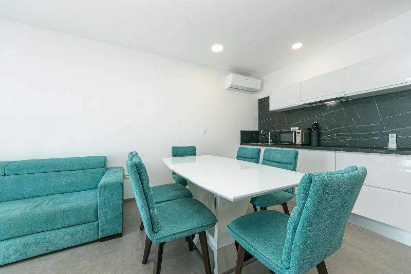 Seaside apartments with a swimming pool Brela Makarska - 20229 - image 36