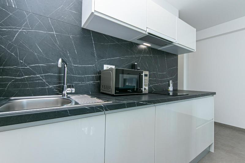Seaside apartments with a swimming pool Brela Makarska - 20229 - image 23