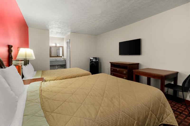 Quadruple Room with Two Queen Beds - Non Smoking image 1