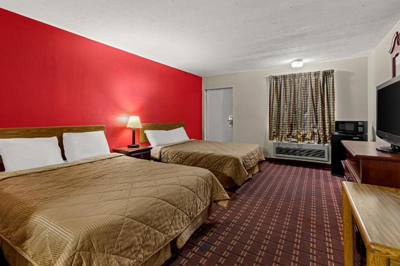 Quadruple Room with Two Queen Beds - Non Smoking image 3