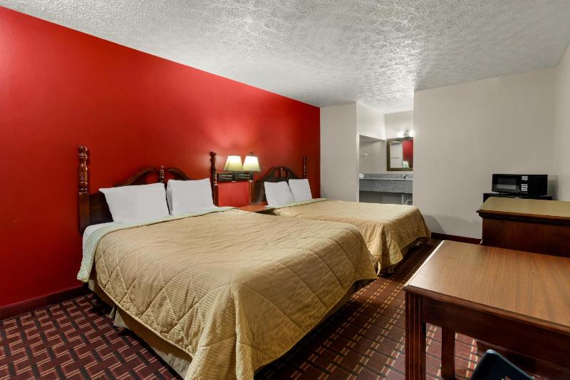 Quadruple Room with Two Queen Beds - Non Smoking image 2