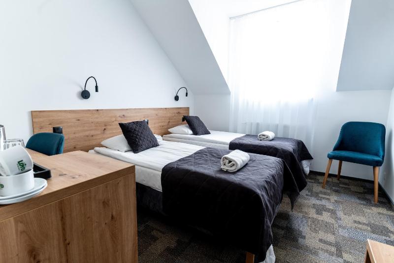 Twin Room with Lake View image 4