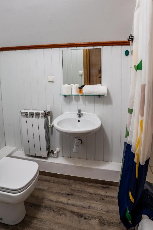Quadruple Room with Lake View image 3