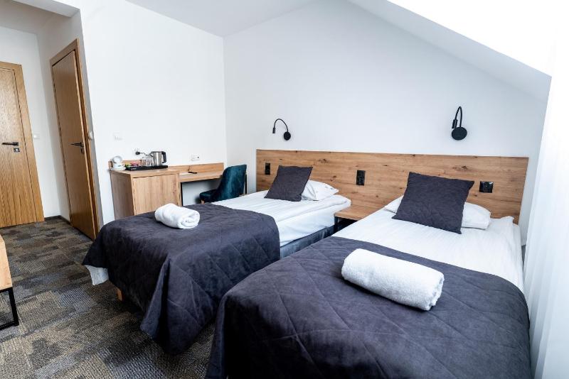 Twin Room with Lake View image 3