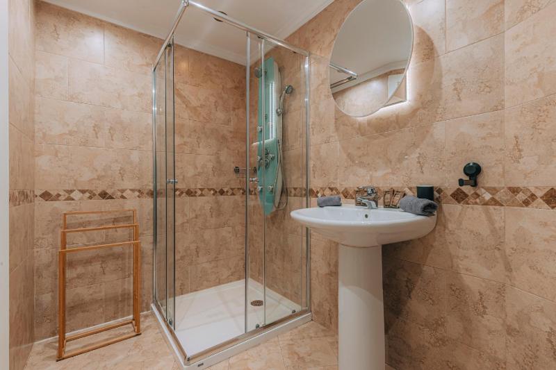 Sea view gem in Torremolinos - image 9