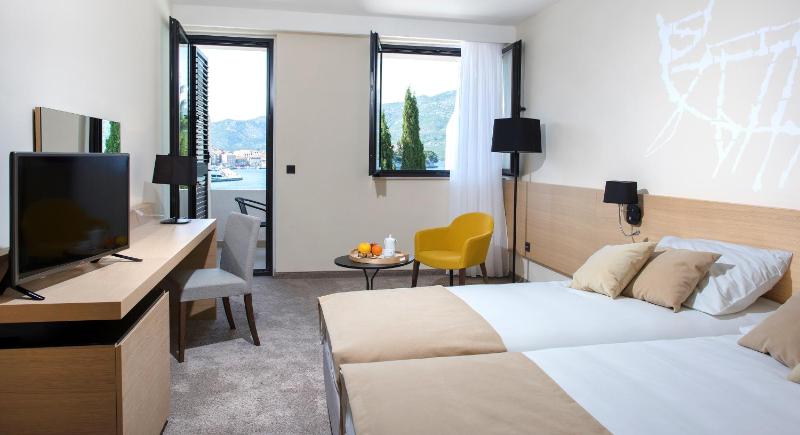 Superior Double Room with Seaside Balcony and Extra Bed image 2