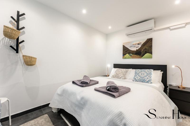 Stylish Seaview Terrace Retreat - image 20