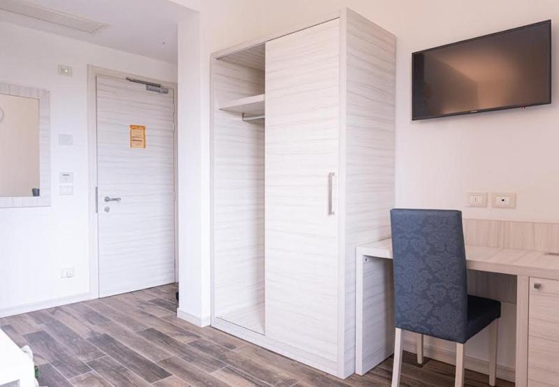 Large Single Room image 4