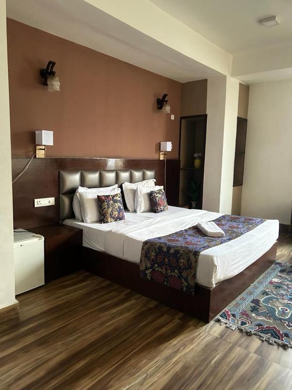 Deluxe King Room image 1