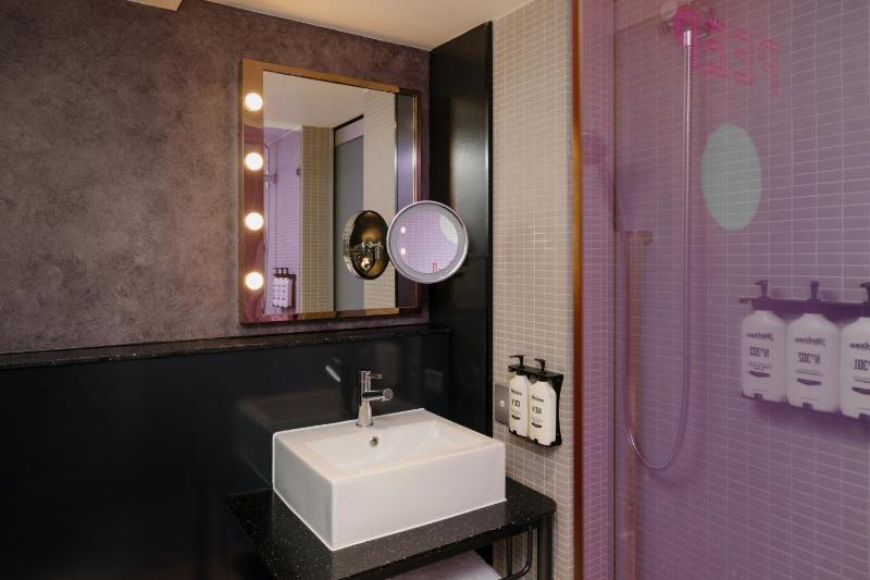 Standard King Room image 4