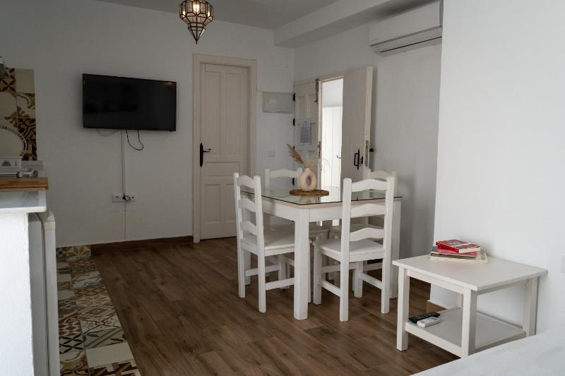 Apartamento Trafalgar By La Juderia De Vejer - Inside a typical Andalusian Casa Patio - image 15