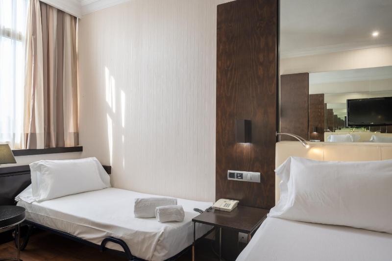 Triple Room (2 Adults + 1 Child) image 4