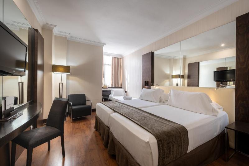 Triple Room (2 Adults + 1 Child) image 3