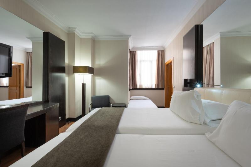 Quintuple Room (2 adults + 3 children) image 2