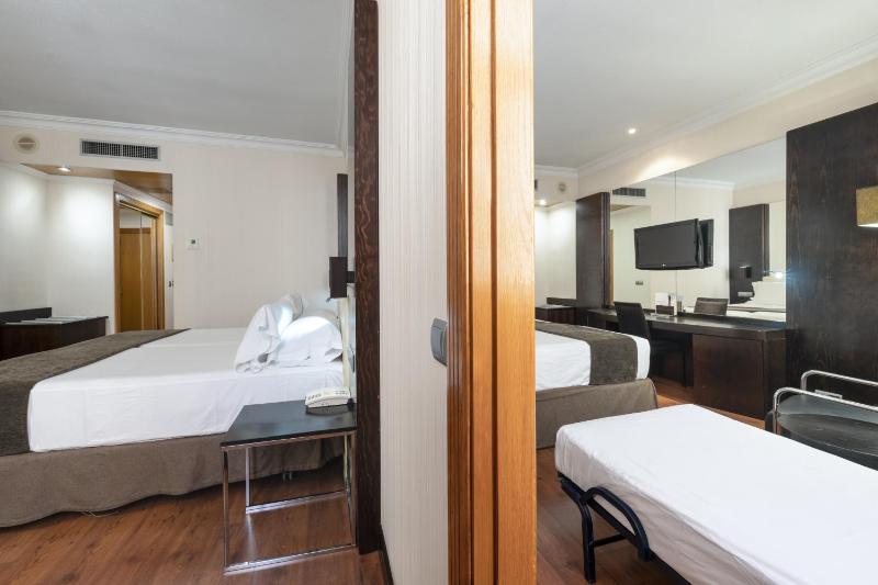 Quintuple Room (2 adults + 3 children) image 3