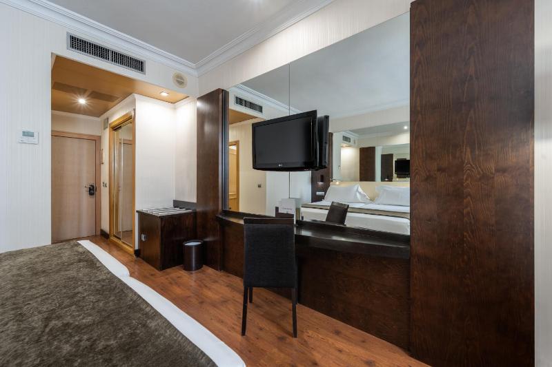 Double or Twin Room image 3