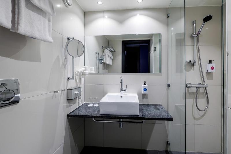 Standard Twin Room image 2