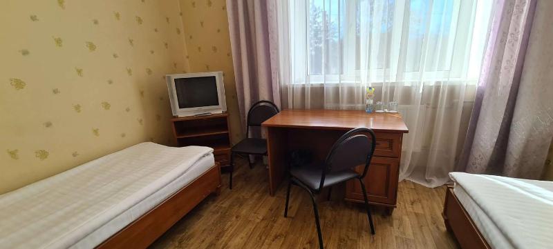 Economy Twin Room image 3