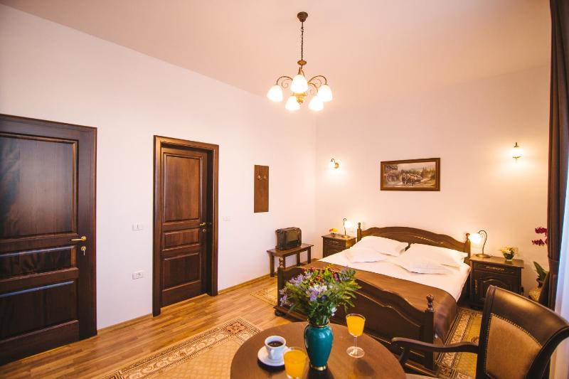 Deluxe Double Room image 3