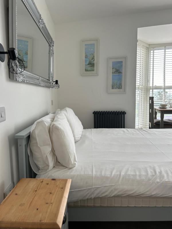 Deluxe King Room image 3