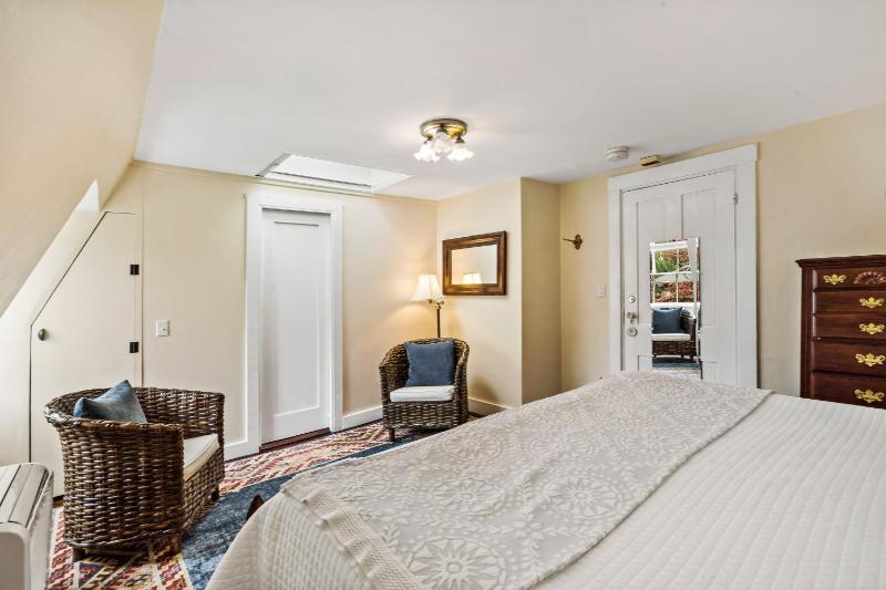One-Bedroom Apartment image 3