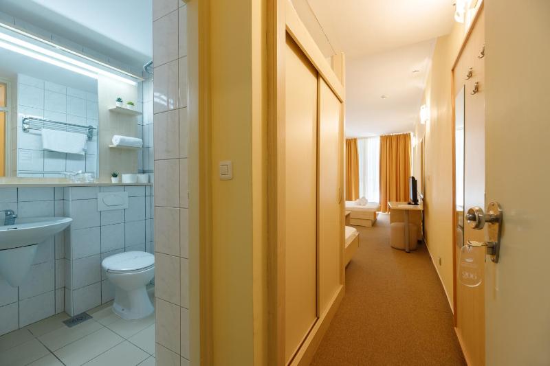 Standard Double or Twin Room with Balcony image 3