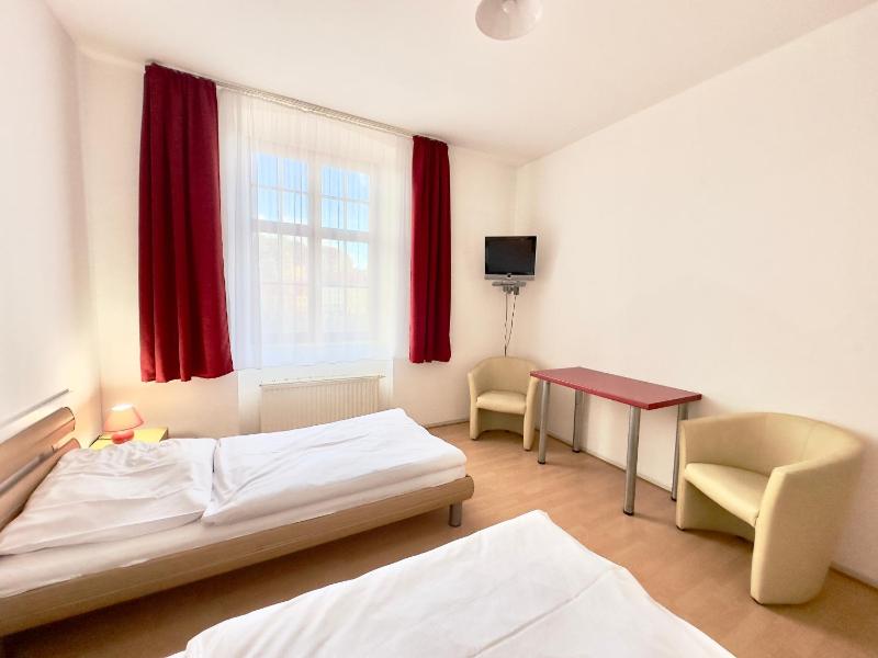 Twin Room image 4