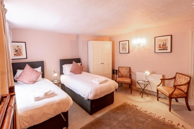 Classic Twin Room image 3