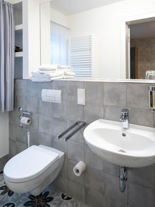 Double Room image 3
