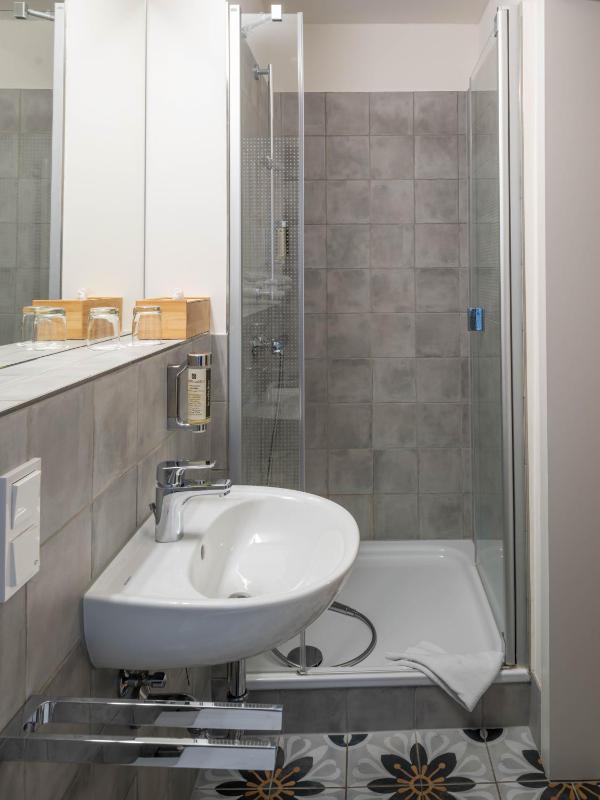 Double Room image 4
