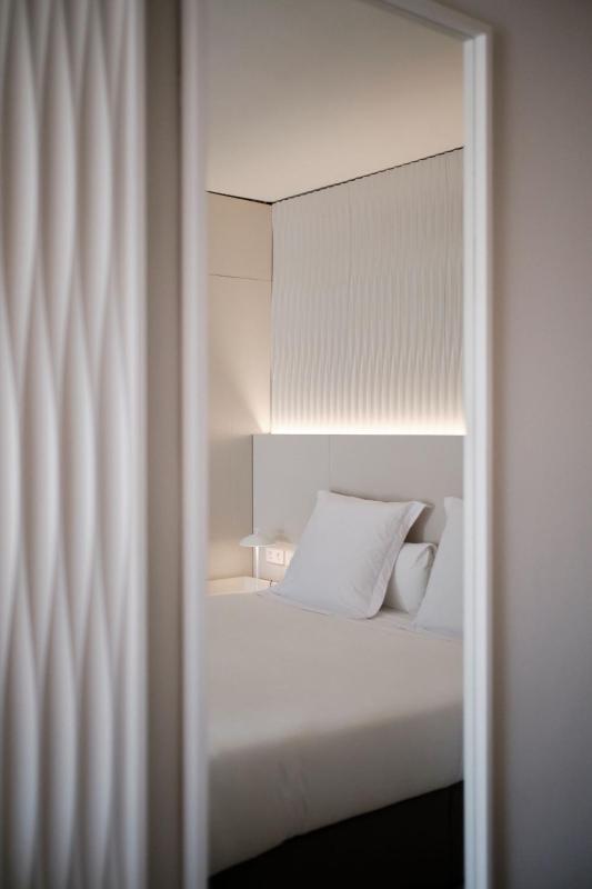 One Bedroom Suite with Balcony image 4