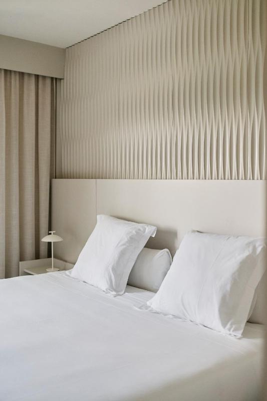 One Bedroom Suite with Balcony image 3
