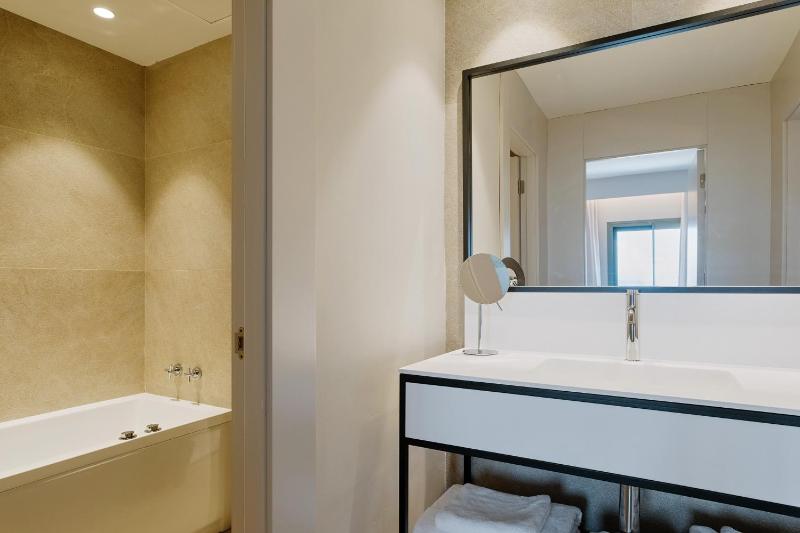 Penthouse One Bedroom Suite with Hot Tub image 4