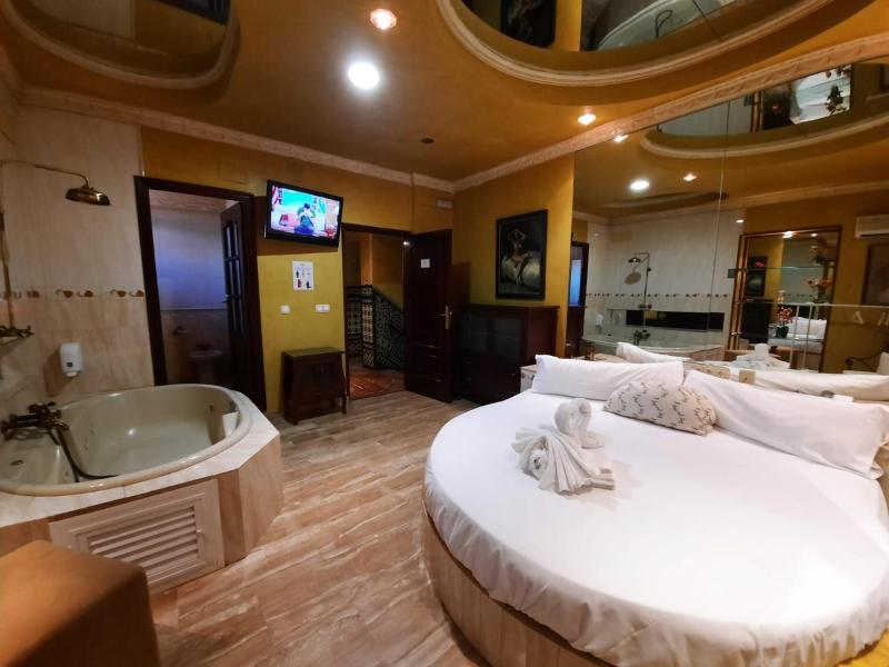 King Suite with Spa Bath image 1