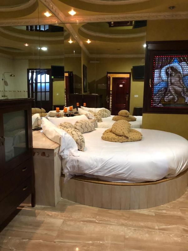 King Suite with Spa Bath image 3