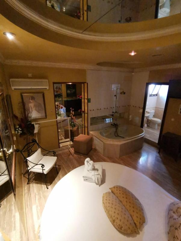 King Suite with Spa Bath image 4