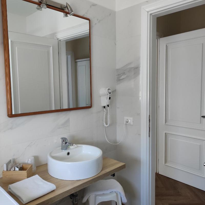 One-Bedroom Apartment with Balcony and Sea View image 4