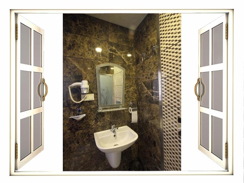 Economy Triple Room image 3