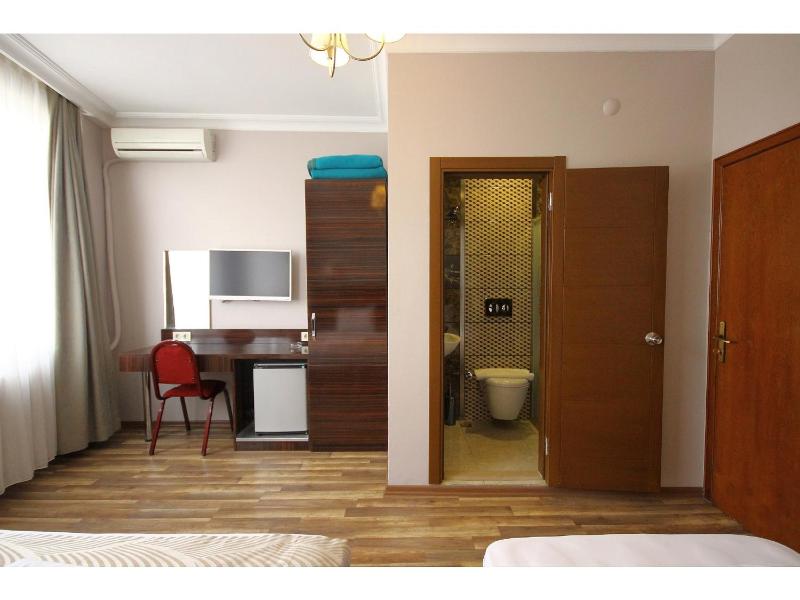 Economy Triple Room image 2