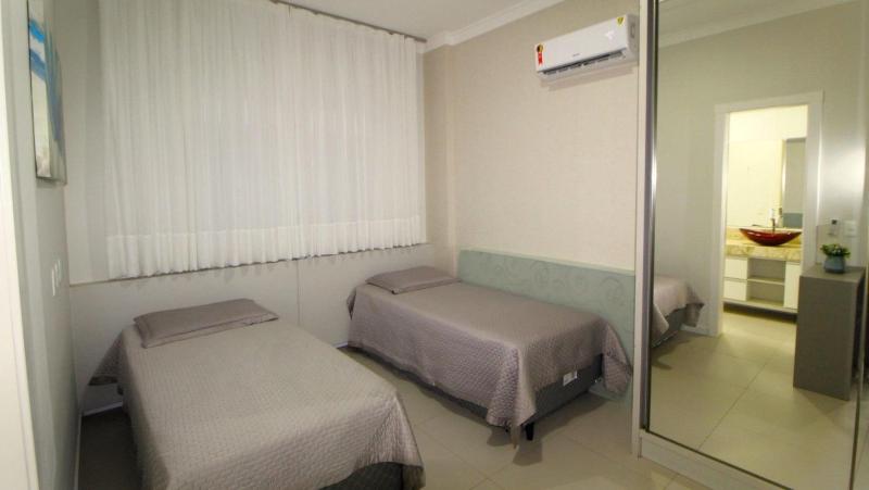 1077 Excelente opção com duas suítes no centro de Bombinhas - image 4