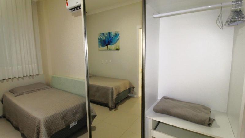 1077 Excelente opção com duas suítes no centro de Bombinhas - image 33