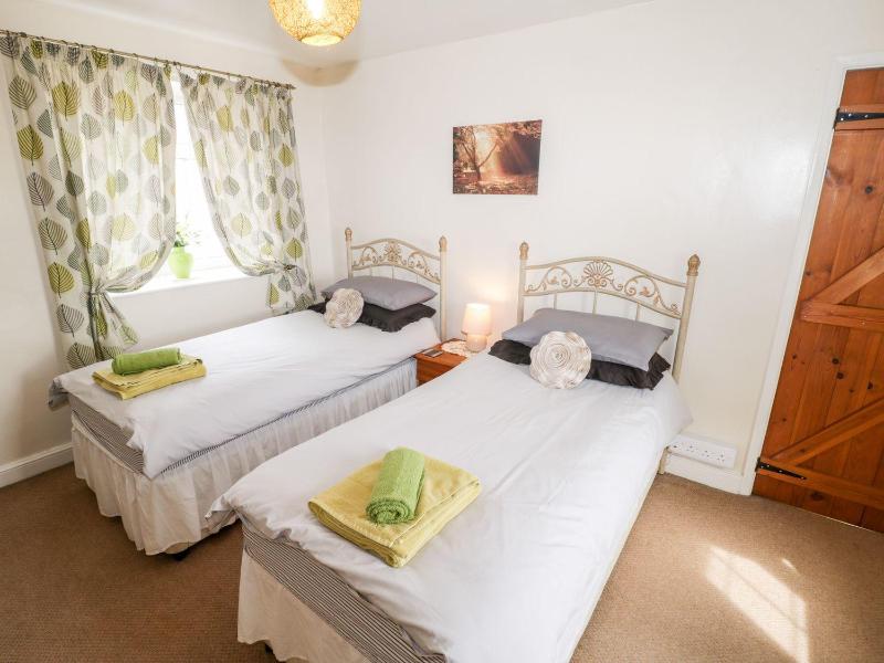 Woodlands Cottage - image 21