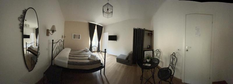 Double Room image 3