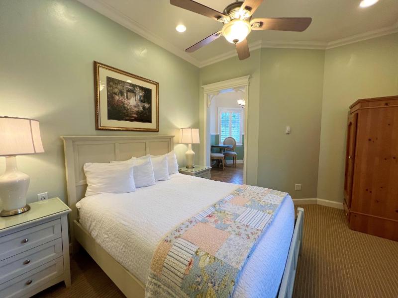 Queen Room with Whirlpool - Non Smoking image 3