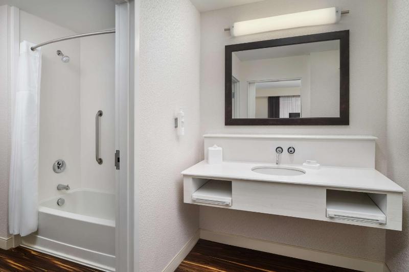 Queen Studio Suite with Two Queen Beds - Non-Smoking image 2