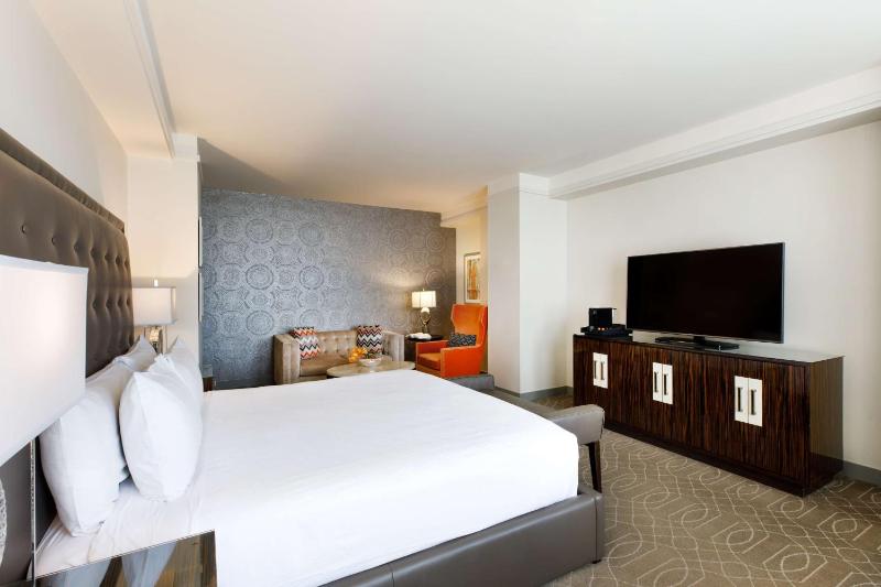 Deluxe King Room image 3