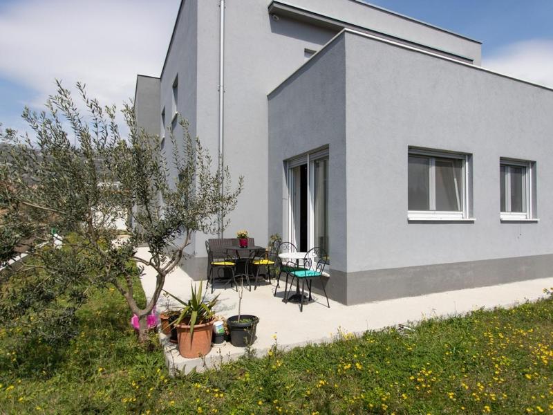 Apartments with parking space Kastel Stari Kastela - 22590 - image 1